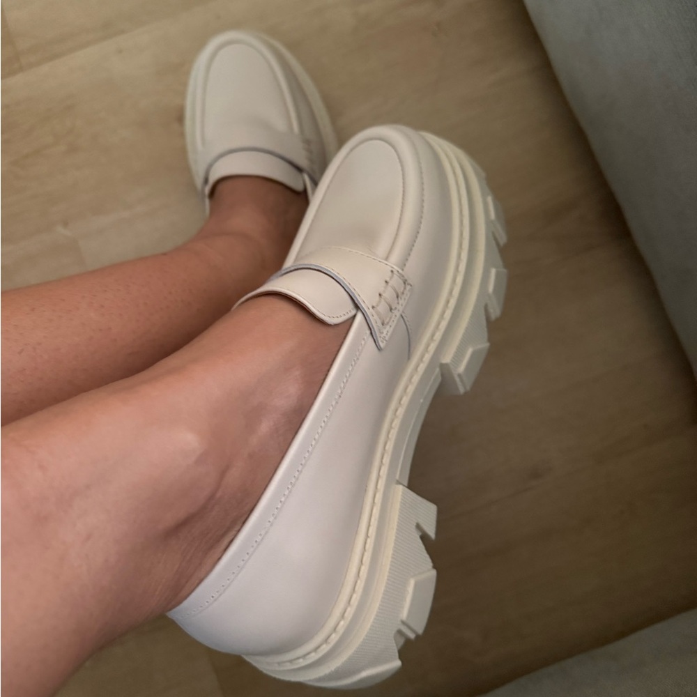 Alohas Trailblazer Ivory Leather Loafers – Size 38 (New)